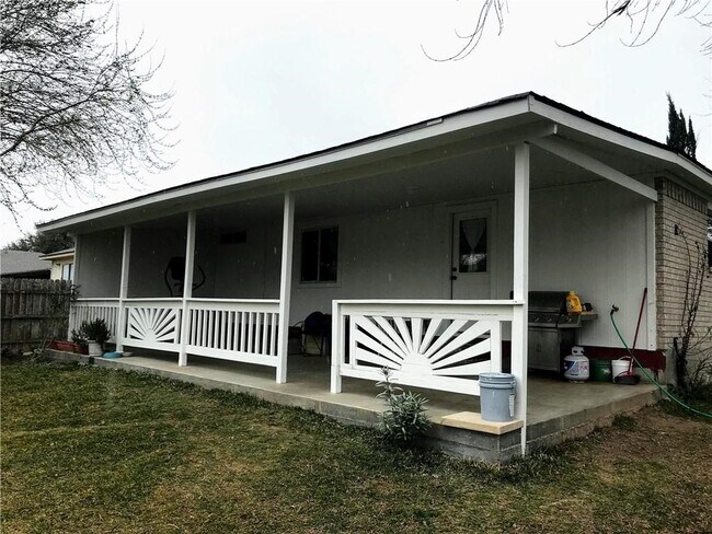 Building Photo - 15117 Bigelow Dr