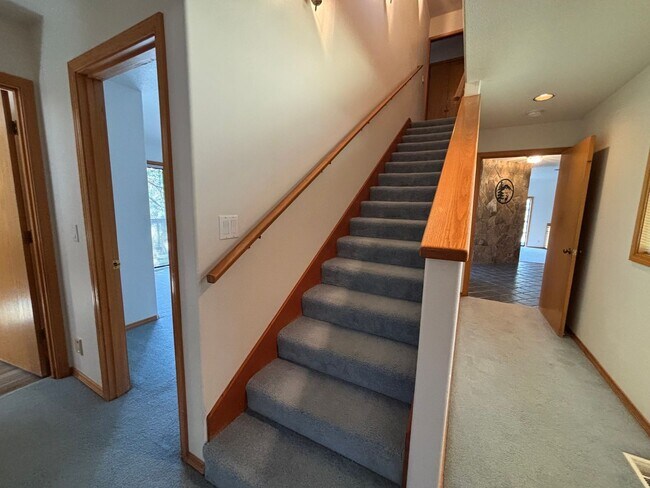 Building Photo - Stunning 3 Bed/ 2.5-Bath Home on the River...