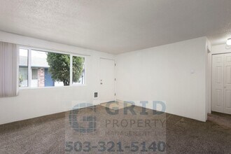 Building Photo - 2 Bedroom Apartment Available w/ Private Yard Space!