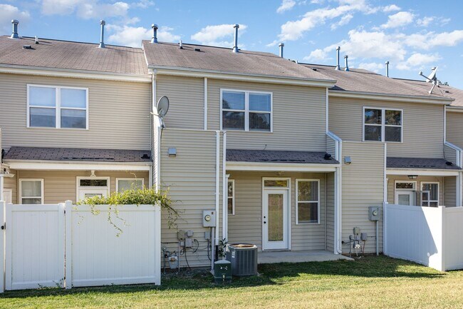 Building Photo - Newly Updated Townhome with Minutes Walk t...