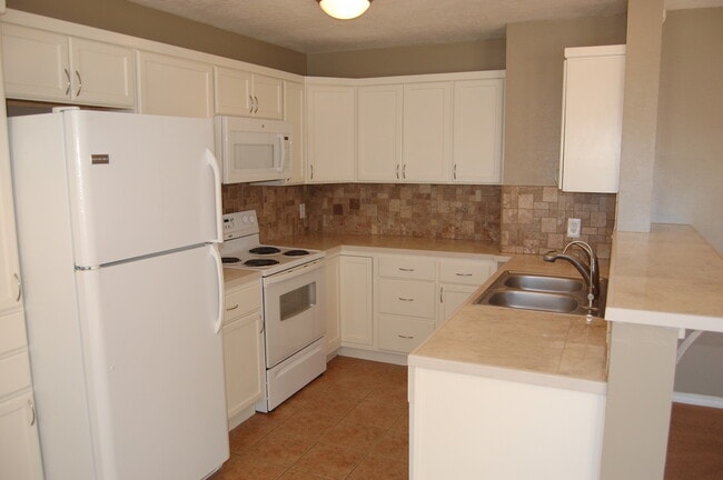 Building Photo - 3/2/2 - Available Now  - Under $1300
