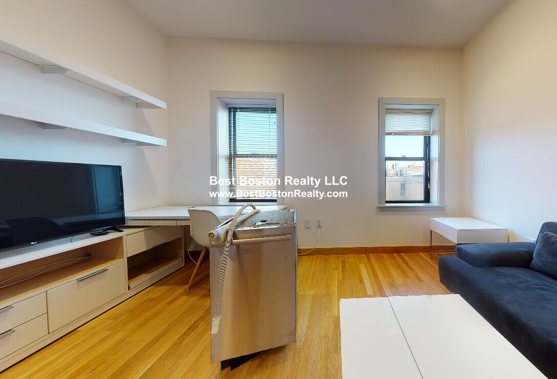 Building Photo - 115 Mt Auburn St