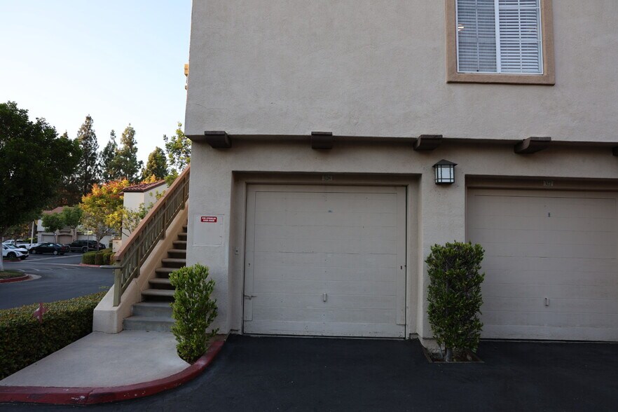 Building Photo - 155 N Cross Creek Rd