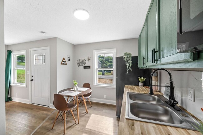 Building Photo - 515 9th St