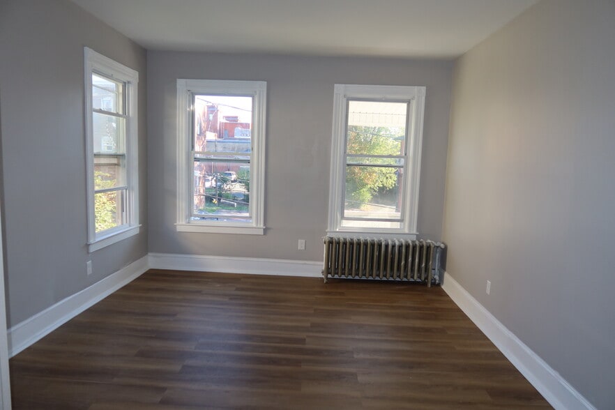 Unit 2 Master Bdr - 16 Benton St