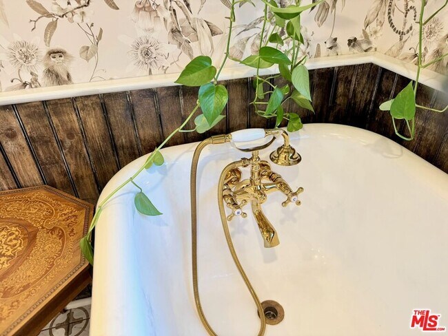 Building Photo - 370 Main St