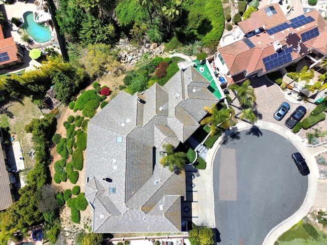 Building Photo - Luxurious home available immediately.