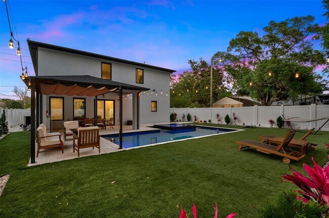 Building Photo - 902 W Plymouth St