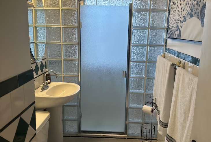 Upstairs Full bath - 1907 W Pearl Ave
