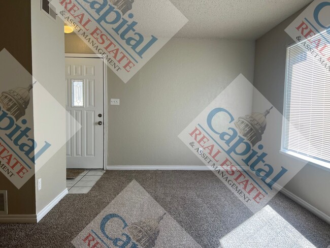 Building Photo - Charming 3 Bedroom