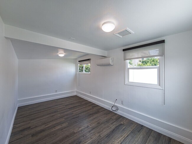 Building Photo - Elegant 3BD/2BA Oasis in the Heart of Glen...