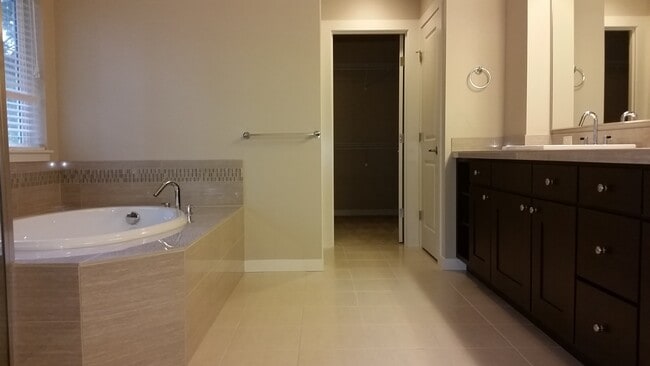 Building Photo - Amazing 4 beds, 2 dens, 2.75 baths in Kirkland.  Minutes to Microsoft/Costco