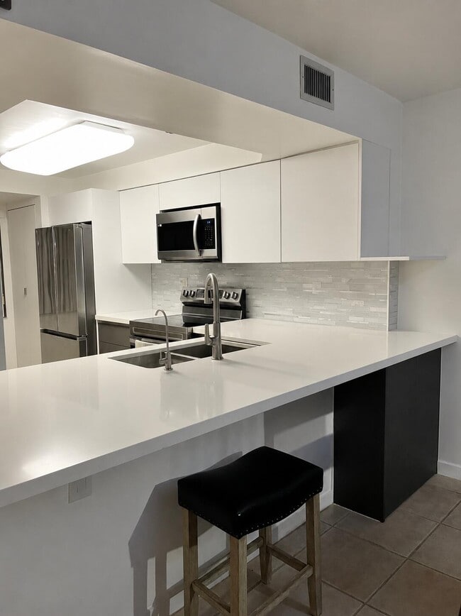 Building Photo - 450 Commodore Dr