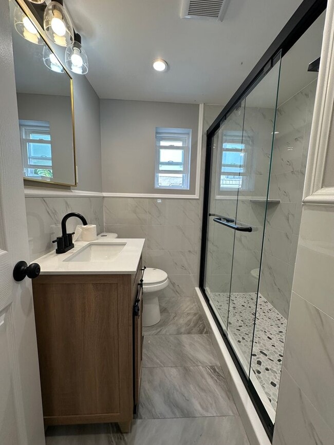 Building Photo - 2 bedrooms 1.5 bathroom House in South Phi...