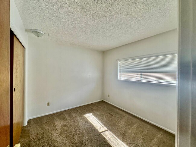 Building Photo - 2.2. miles to Sky Lakes Medical Center and...