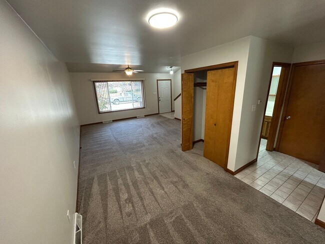 Building Photo - 2 bedroom, 1.5 bath Townhouse