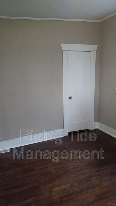 Building Photo - 200 9th Ct W