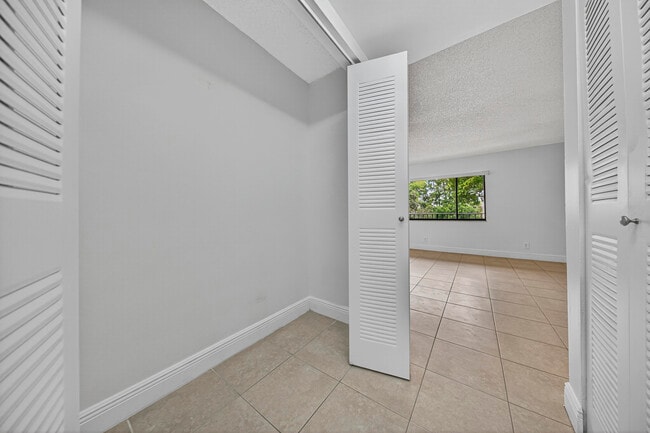 Building Photo - 913 Meadows Cir