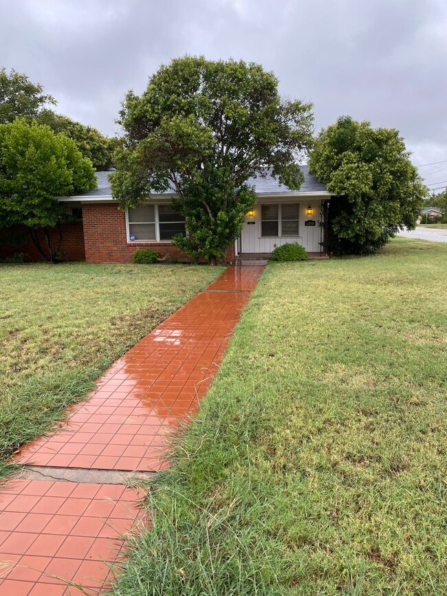 Building Photo - EXTRA SPACIOUS HOME