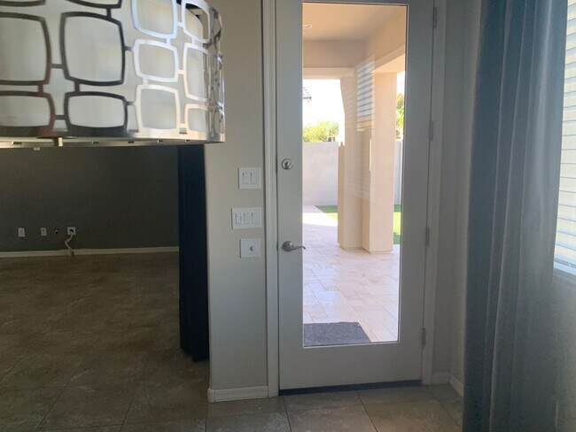 Building Photo - Spacious 3 Bed / 2 Bath Home with Stunning...