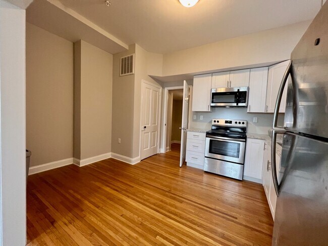 Building Photo - 212 W Burke St