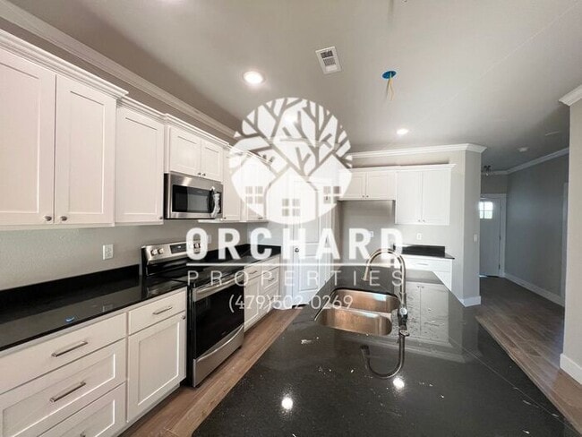 Building Photo - Garrison | Duplex in Siloam Springs!