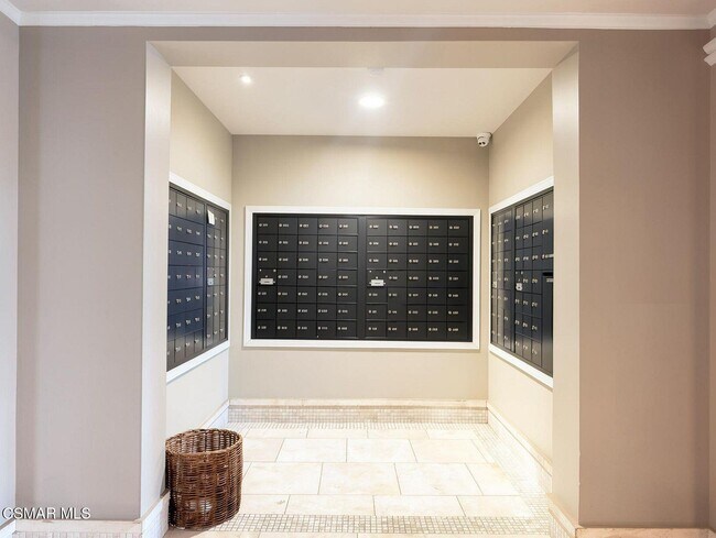 Building Photo - 620 S Gramercy Pl