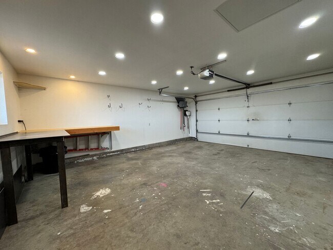 Building Photo - Cute 3 Bedroom house in Windsor