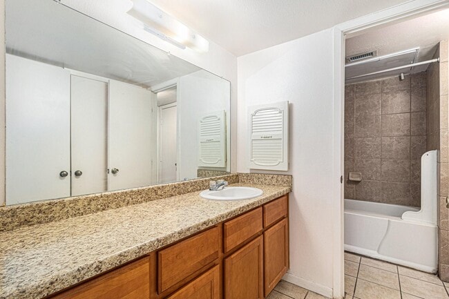 Building Photo - 3045 Walnut Bend Ln