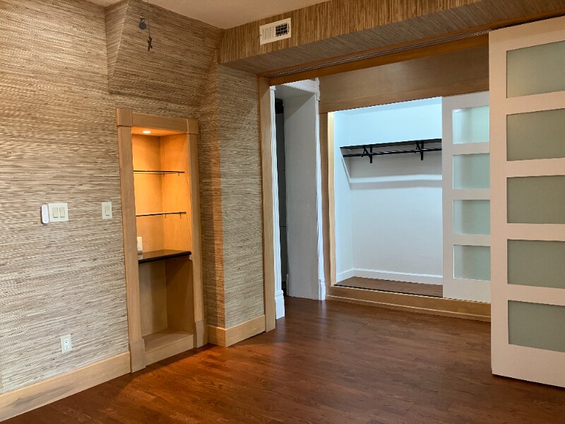 Building Photo - 1102 N Wolcott Ave