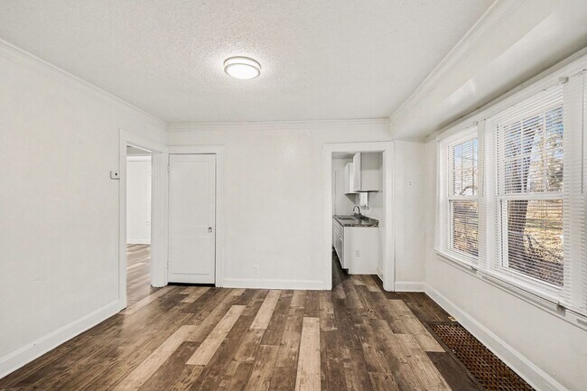 Building Photo - Beautiful 2 Bedroom 1 Bathroom house in Kansas City!