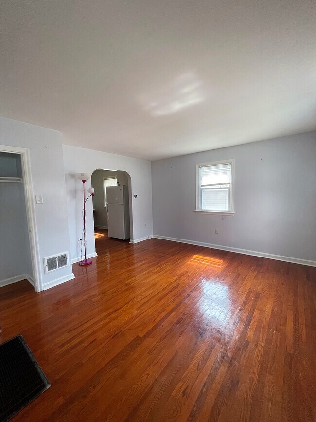 Building Photo - 627 S Ann St