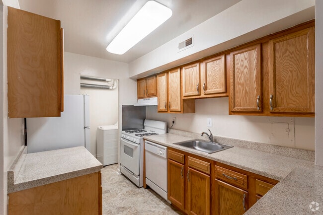 2 BR, 1 BA - 814 SF - Glenmont Westerly
