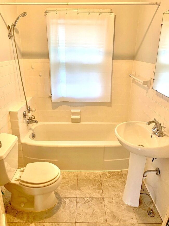 Building Photo - 3 bedroom 2 bath