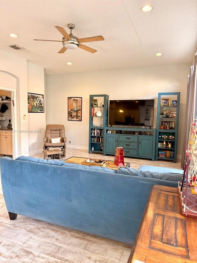 Building Photo - 3729 SW 51st St