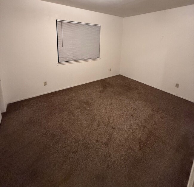 Building Photo - 2 BEDROOM 1 BATH - UPSTAIRS UNIT