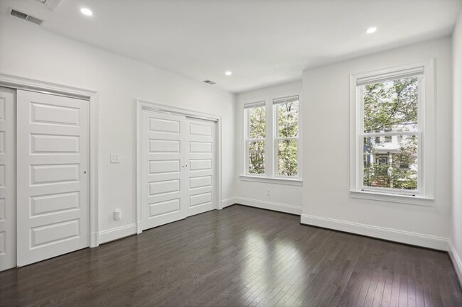 Building Photo - Available Now! // 3 Bedroom 2.5 Bathroom T...