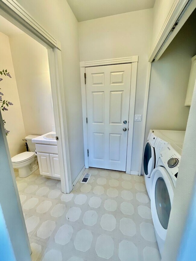 Building Photo - Stylish Bull Mountain Home – 3 Bed, 2.5 Ba...