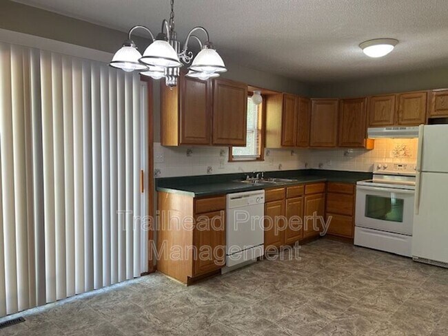 Building Photo - 401 SW Stoney Brook Ln