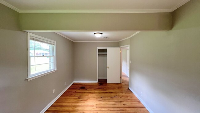 Building Photo - Hello Gorgeous !! 3- bedroom just waiting ...