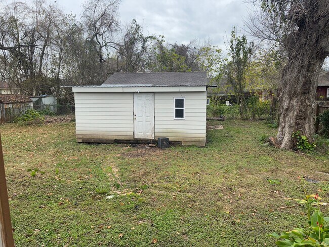 Building Photo - 812 Old Angleton Rd