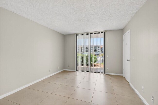 Building Photo - 752 Executive Center Dr
