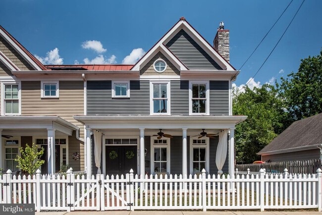 Building Photo - 703 Weedon St
