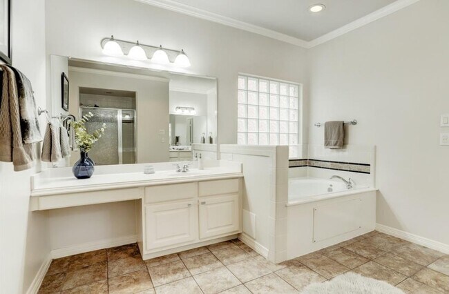 Building Photo - 1506 Shady Villa Fern