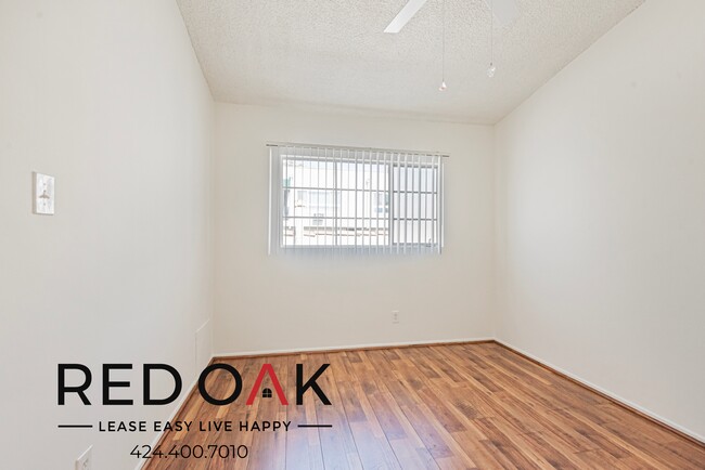 Building Photo - Gorgeous Two Bedroom with Large Windows, V...