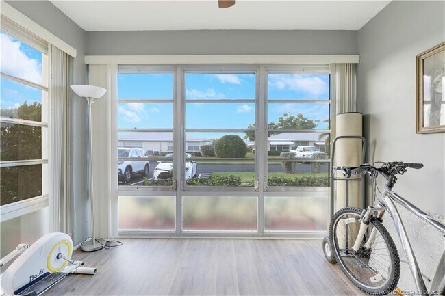 Building Photo - 211 Manatee Ln