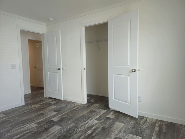 Building Photo - 6691 Hidden Oaks Dr