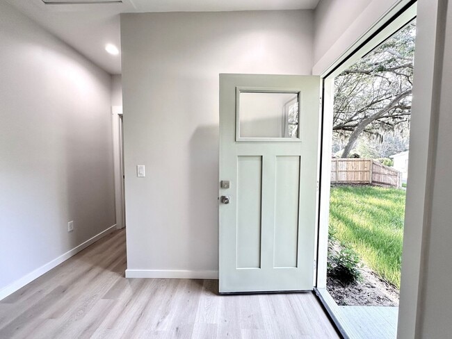 Building Photo - Gorgeous New Home! Close to Historic District and Beach