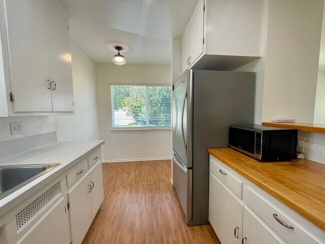 Building Photo - 3227 Bennett Dr