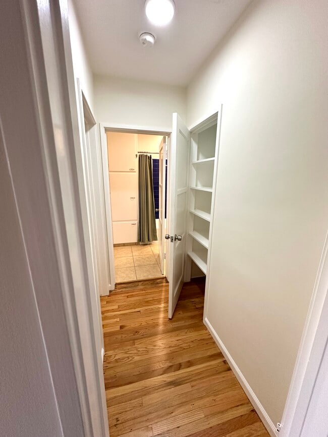 Building Photo - 2411 Oak St